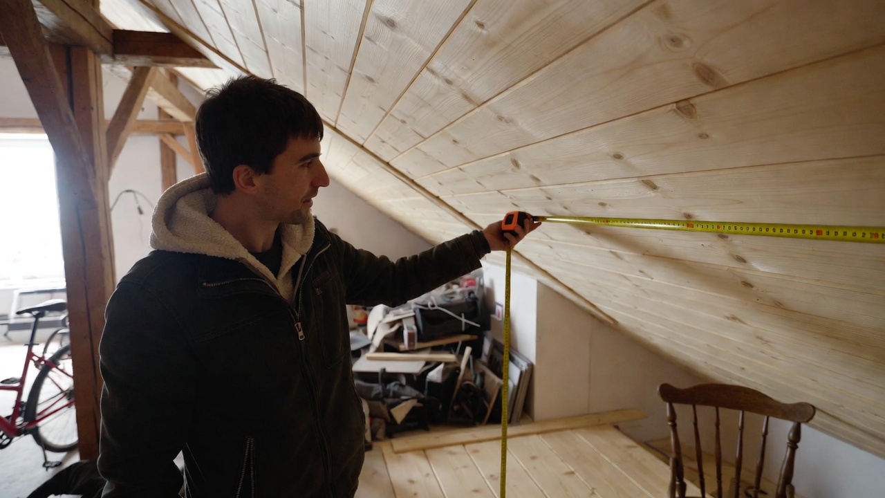 Vakman meet zolder op voor dakkapel plaatsing