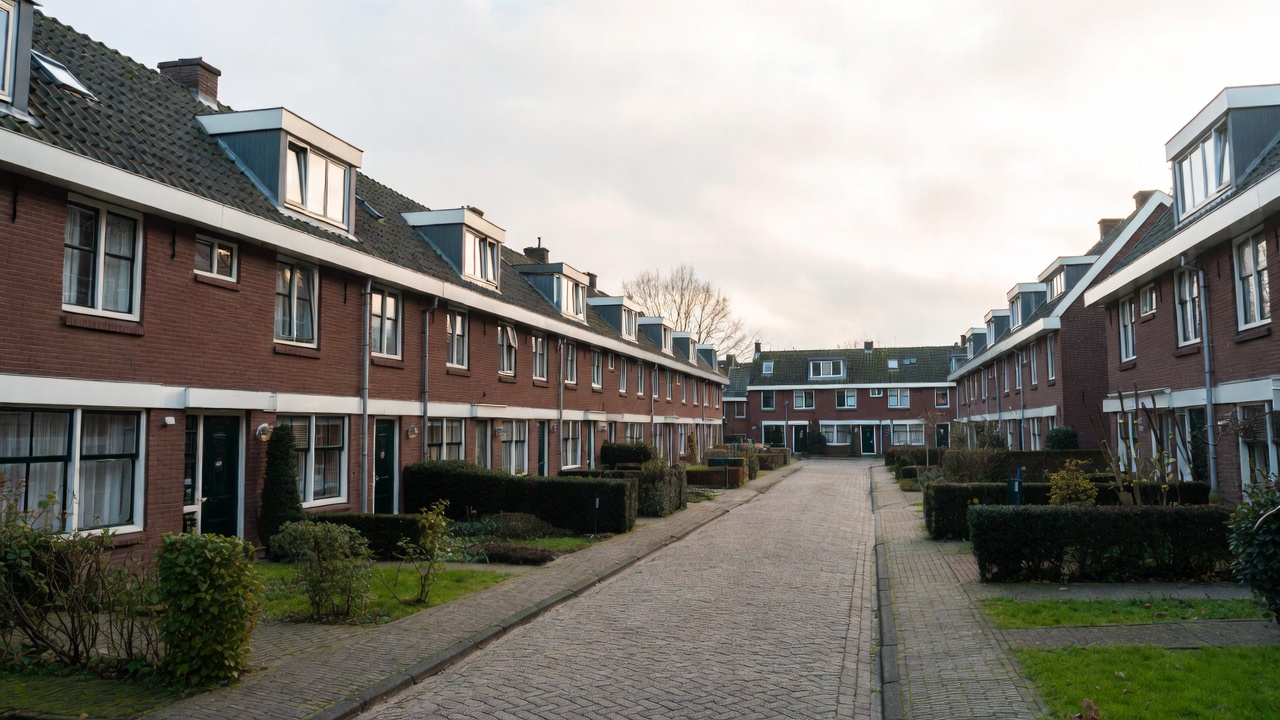 Nederlandse woonwijk met dakkapellen